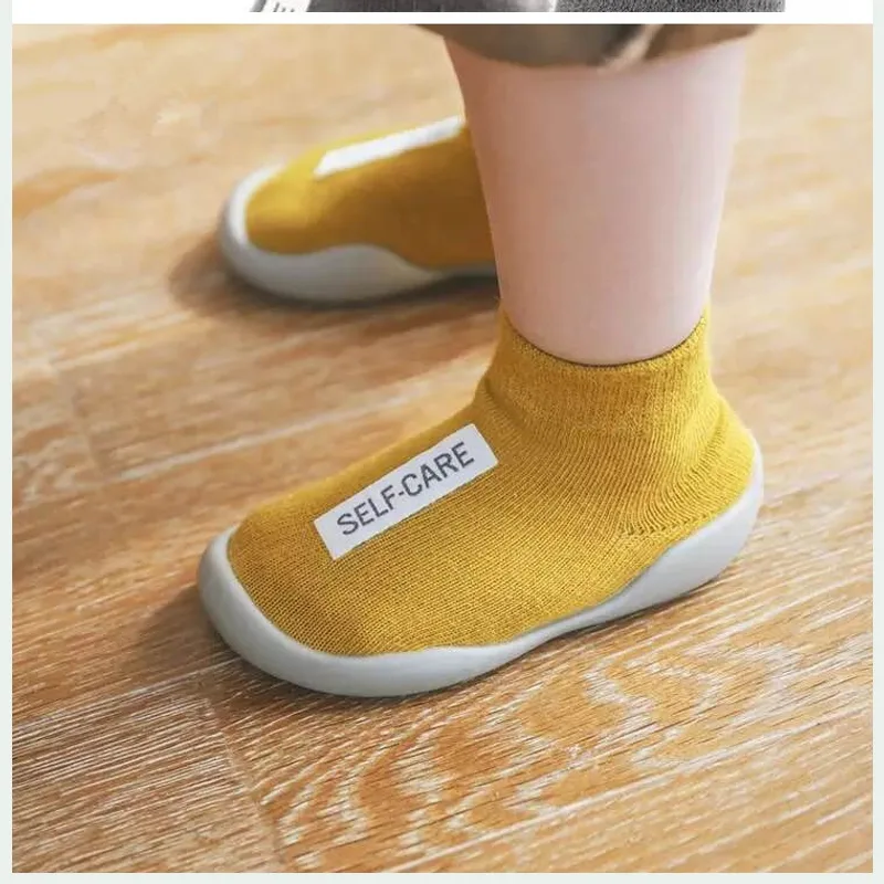 Wear Socks And Socks With Soles For One Year Old Girls Indoors