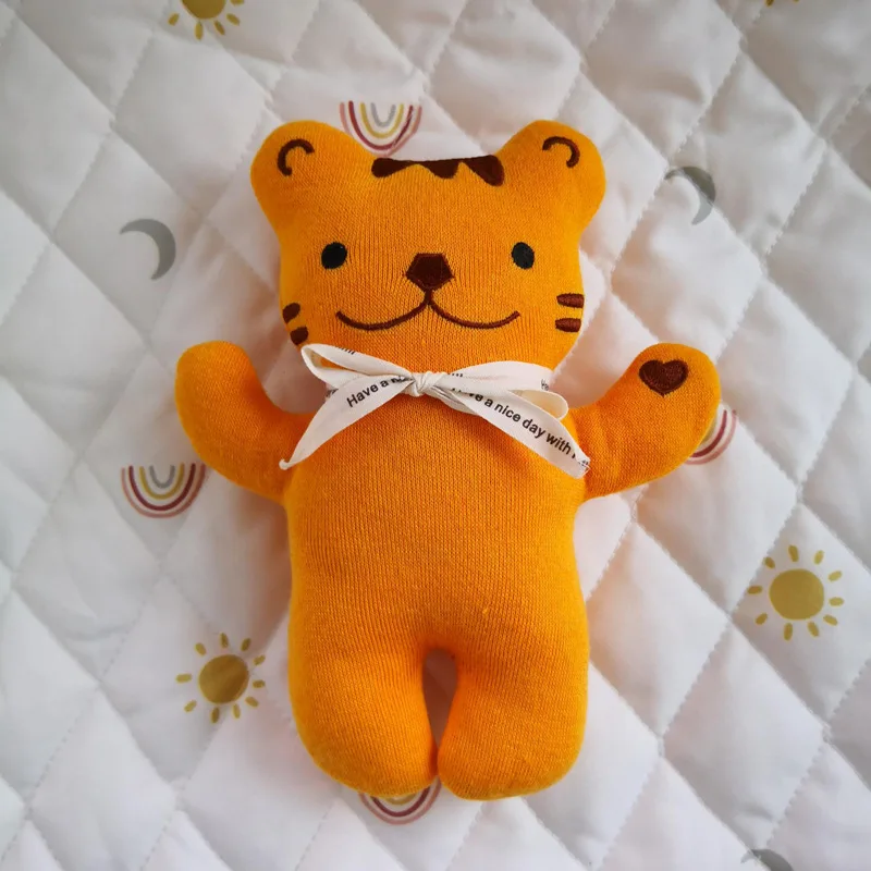 The Palm Of The Hand Presses The Heart To Make A Sound And The Children's Comforting Doll